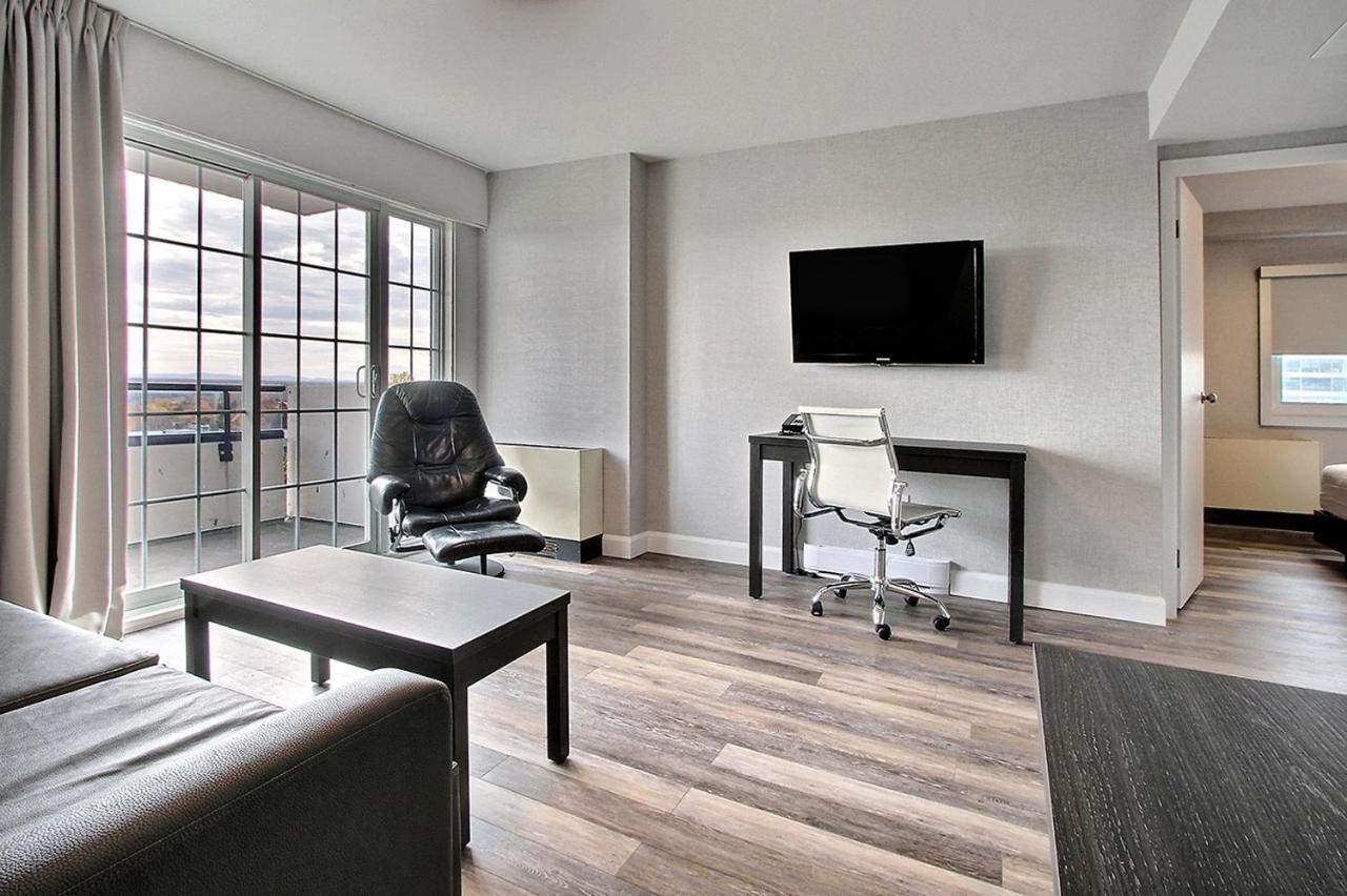 Two-Bedroom Suite 3 Beds Kitchenette Balcony